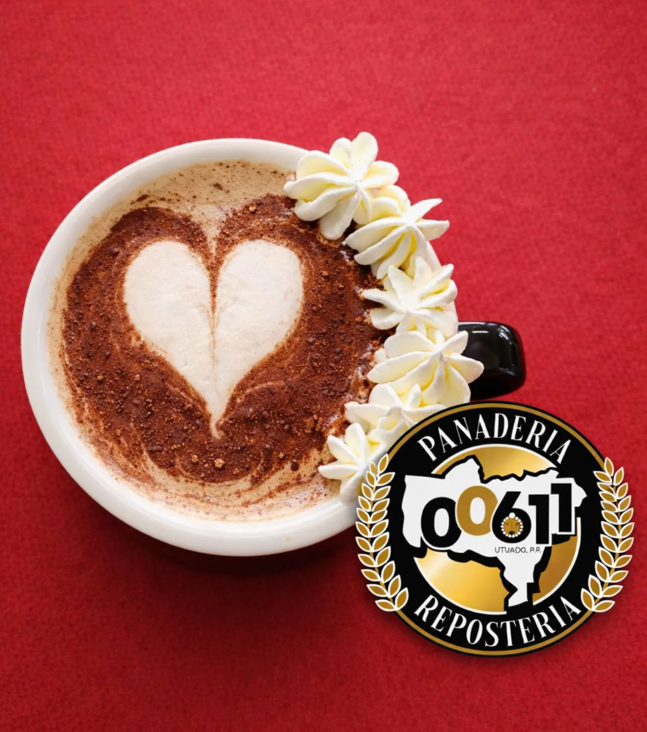 Café local con arte latte impecable